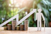 如何知曉基金分類中的A類C類區(qū)別？A類C類在投資選擇上有何不同？