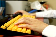 暴打老板游戲，讓工作和娛樂都變得簡(jiǎn)單易行，快樂工作，輕松生活，暴打老板游戲帶你享受雙重樂趣