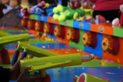 游戲狂歡！體驗(yàn)自由、刺激的免費(fèi)僵尸射擊游戲！，全新大逃殺僵尸射擊游戲帶你感受無限自由與刺激