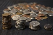 如何進行貨幣兌換的操作？這些操作方法對資金流動有何影響？