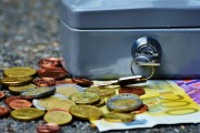 如何分析黃金基金ETF持倉報告并指導投資決策？這種報告的局限性是什么？