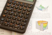 紙黃金交易的優(yōu)勢與風(fēng)險有哪些？這些因素如何影響貴金屬投資者的決策？