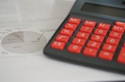 鉑金和黃金的投資表現(xiàn)差異如何影響投資決策？這種差異對投資者有何啟示？