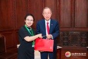 潘基文向蔡磊贈(zèng)送人參，蔡磊期待未來與潘基文中心攜手攻克漸凍癥