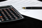如何處理期貨合約到期的問題？這些處理方法有什么風險？