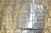 國(guó)際金價(jià)再創(chuàng)新高，水貝市場(chǎng)576元/克價(jià)格逼近前期高點(diǎn)！金條商家稱(chēng)當(dāng)前價(jià)位“不好把握是該買(mǎi)還是該賣(mài)”