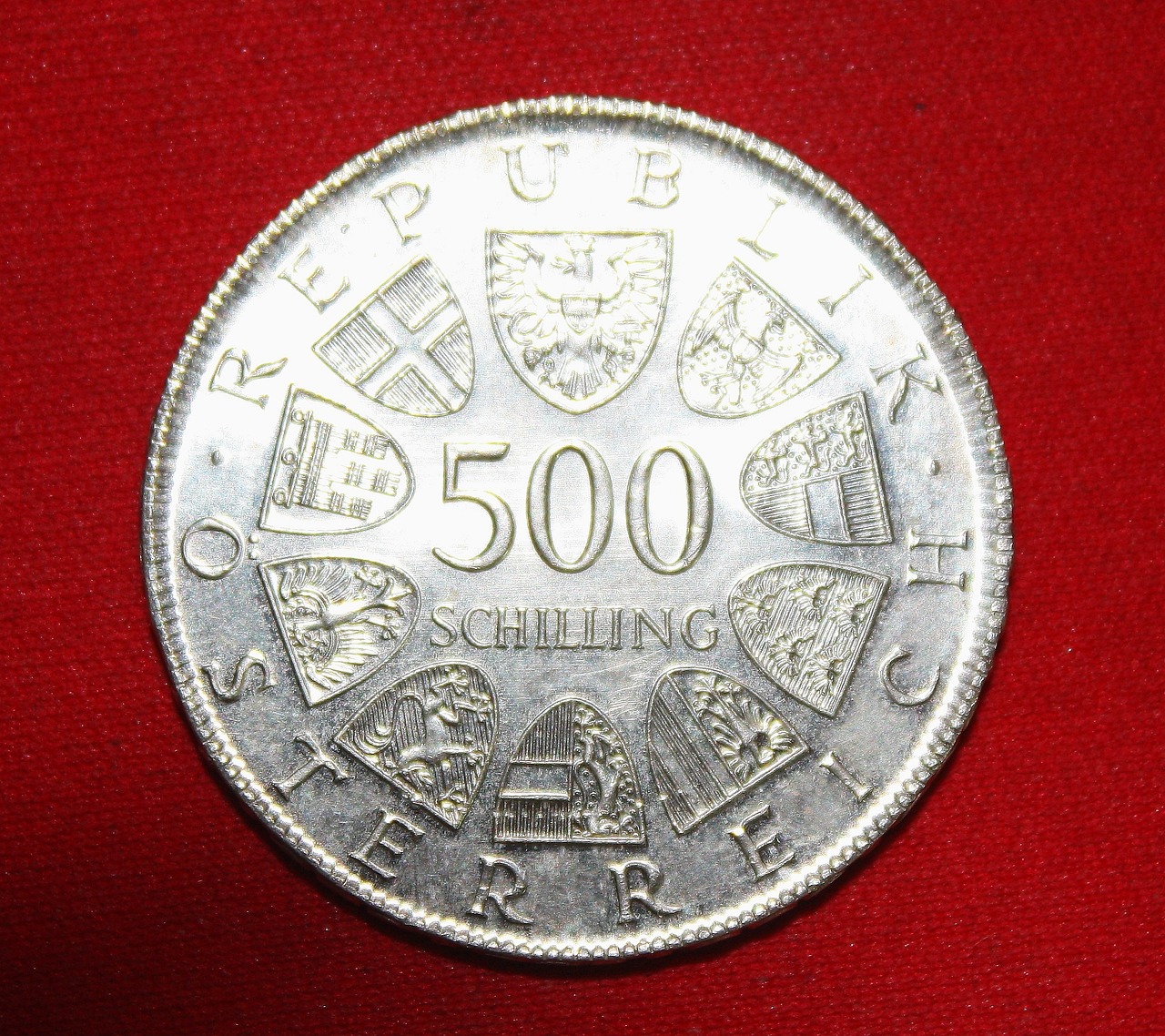 黃金飾品的價(jià)格受哪些因素影響？購(gòu)買時(shí)應(yīng)注意哪些細(xì)節(jié)？
